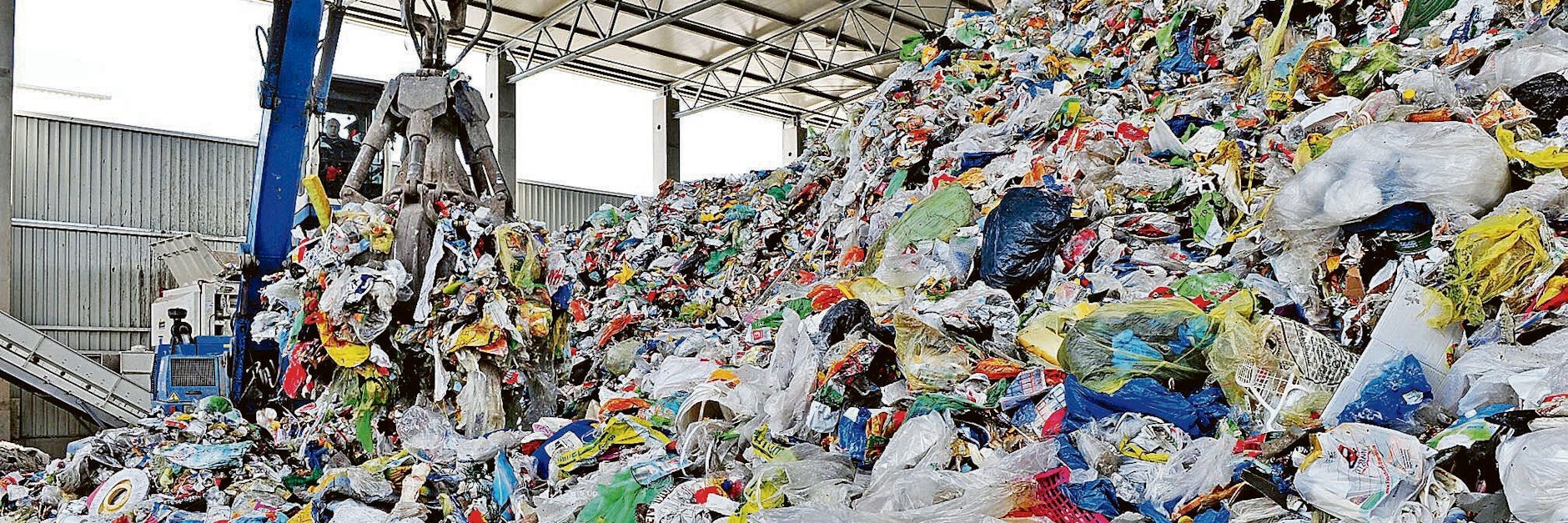 In einer Thüringer Recycling-Anlage wird Plastikmüll vorsortiert.