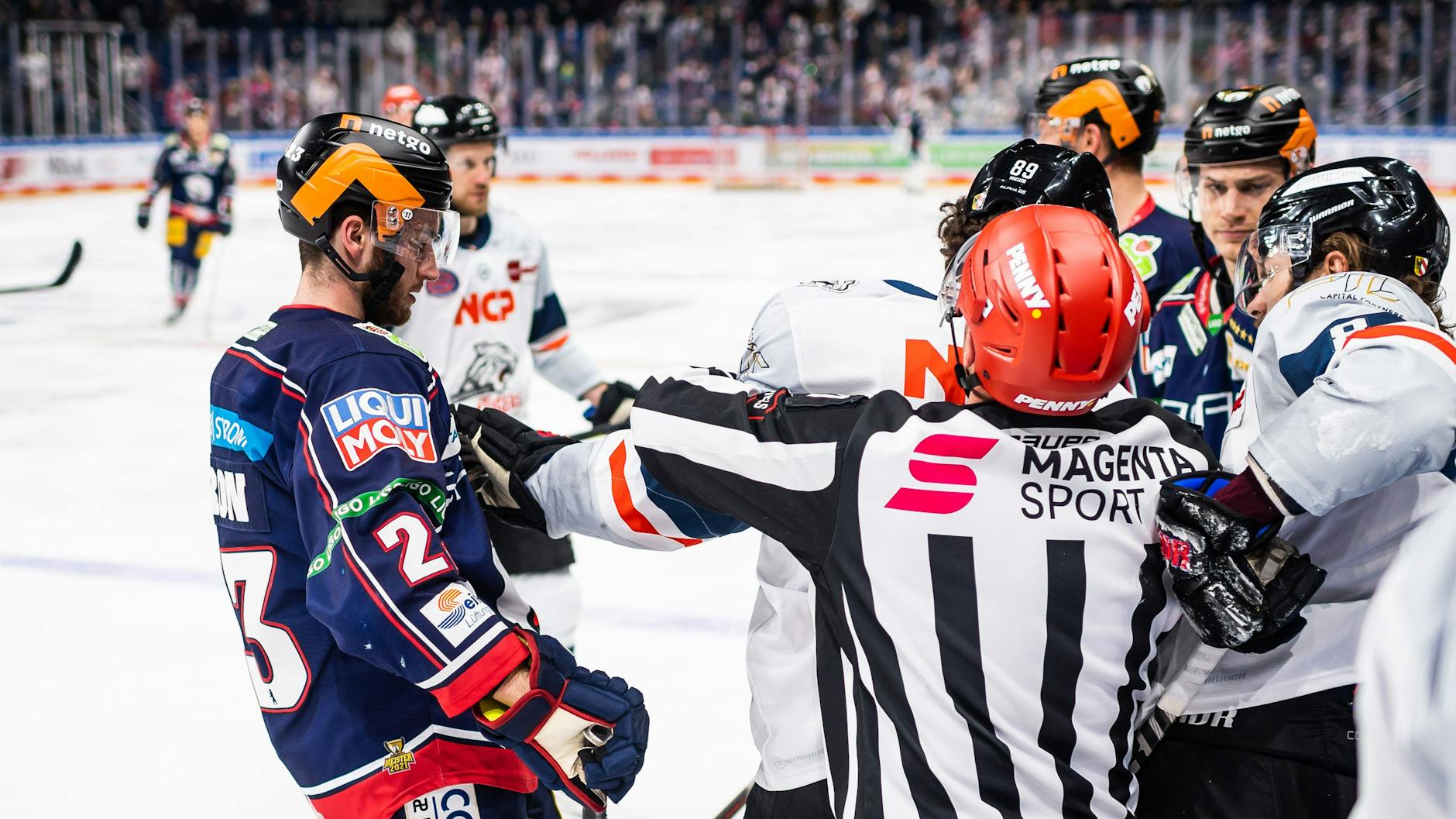 Alles durcheinander: Blaine Byron (l.) von den Eisbären Berlin im Streit mit Gregor MacLeod und Tyler Sheehy von den Nürnberg Ice Tigers.