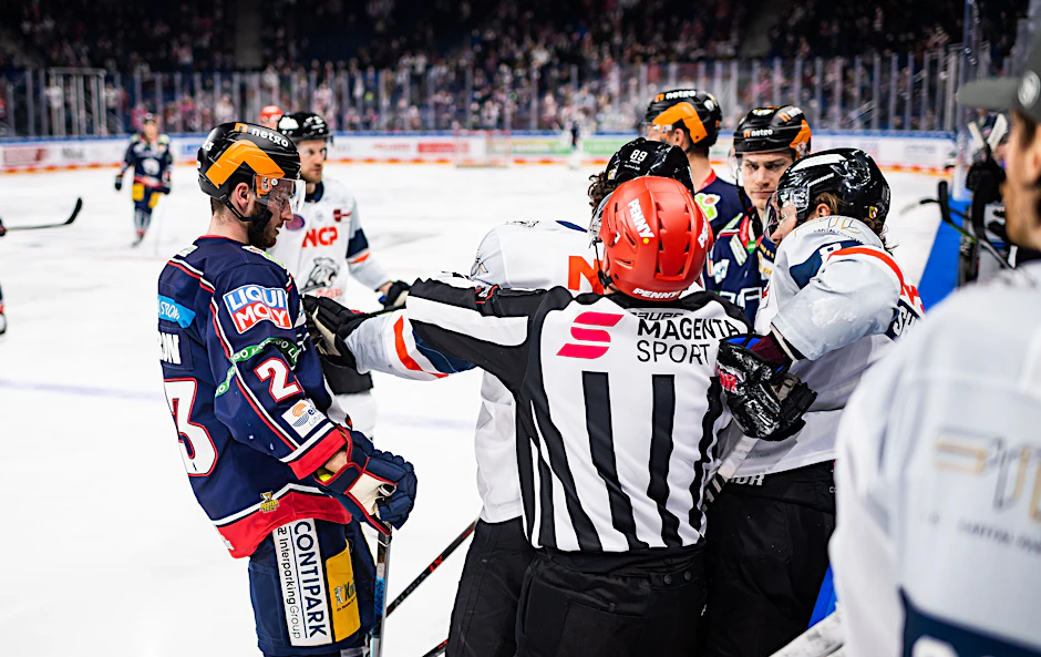 Alles durcheinander: Blaine Byron (l.) von den Eisbären Berlin im Streit mit Gregor MacLeod und Tyler Sheehy von den Nürnberg Ice Tigers.
