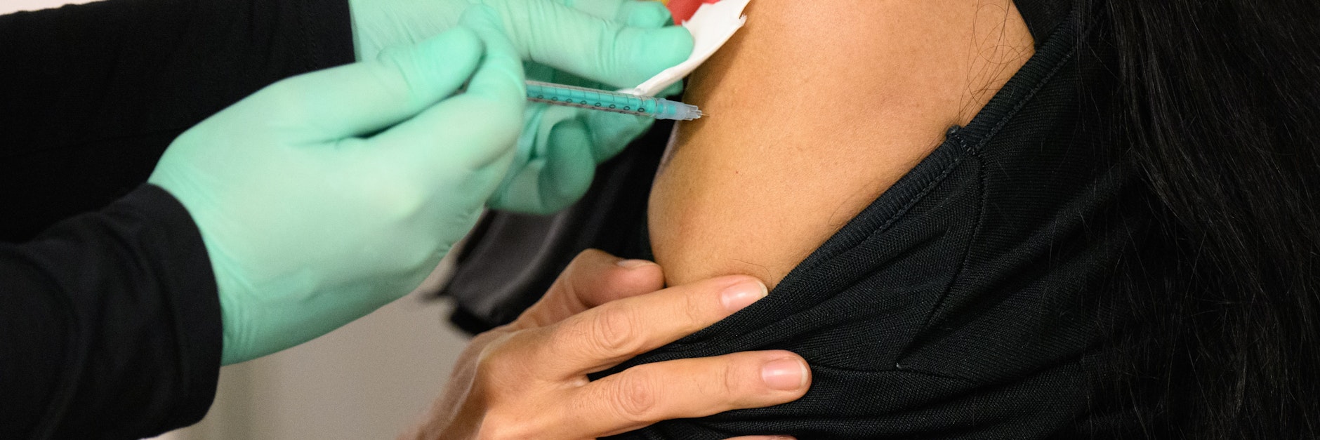 Eine Frau lässt sich bei einer Impfaktion gegen das Coronavirus impfen.