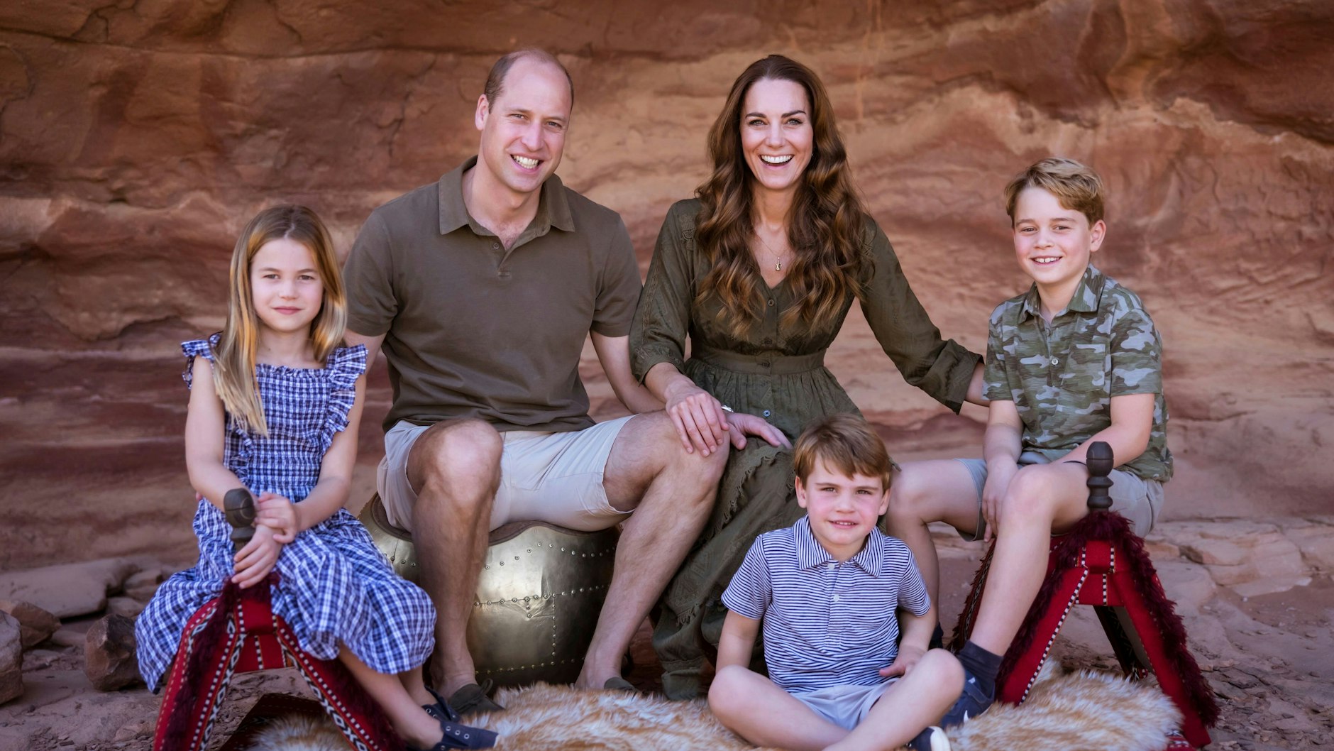 Zeit für ihre Kinder George (8), Charlotte (6) und Louis (3) zu haben, ist Kate und William wichtig. Allem Anschein nach sind sie eine glückliche und moderne junge Familie.