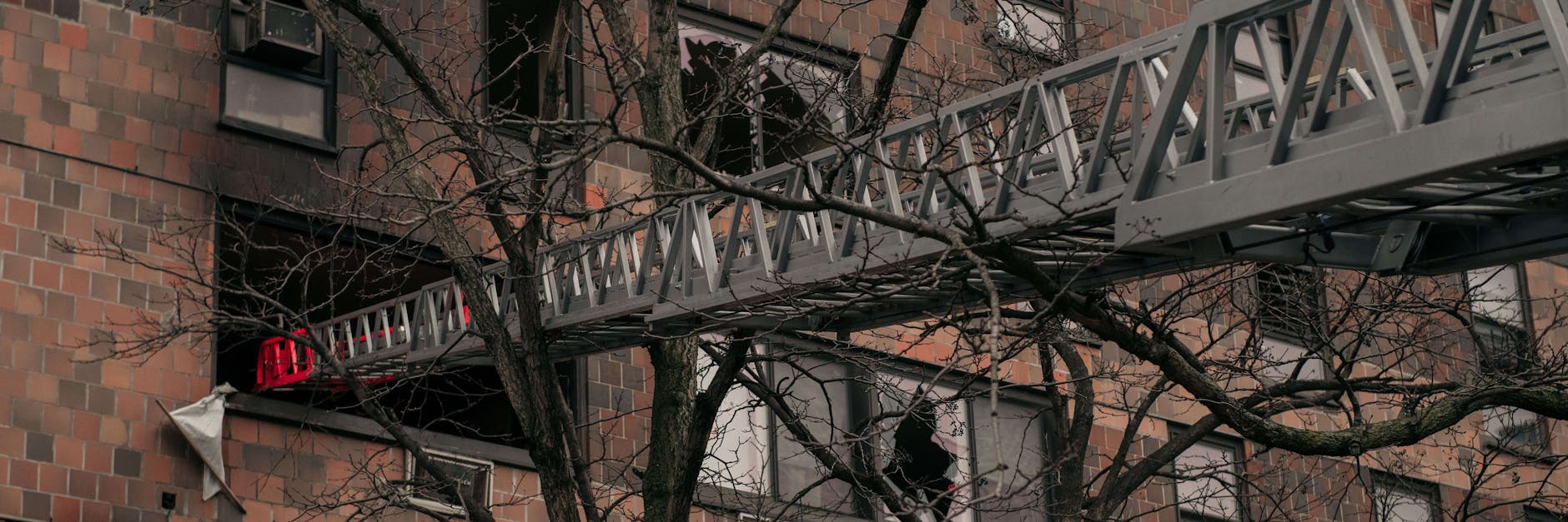 Bei einem Feuer in diesem Hochhaus in New York starben mindestens 19 Menschen, mehr als 60 wurden verletzt.