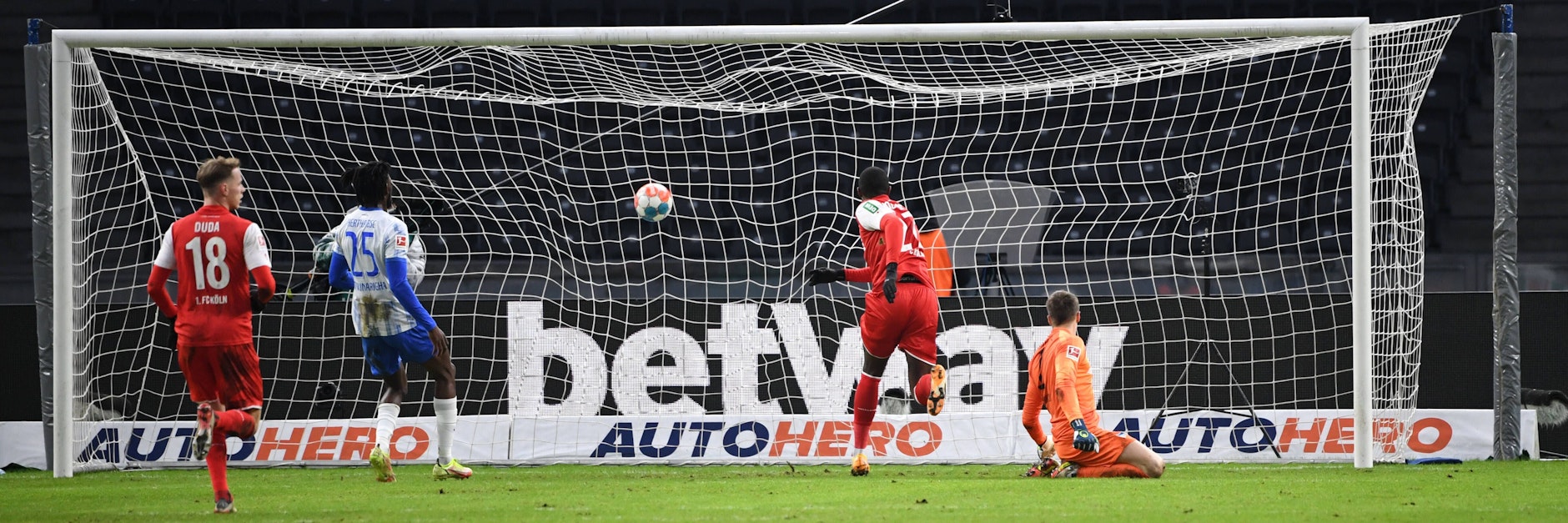 So frei kam Kölns Modeste zum Kopfball und nickte zum 1:0 gegen Hertha ein.