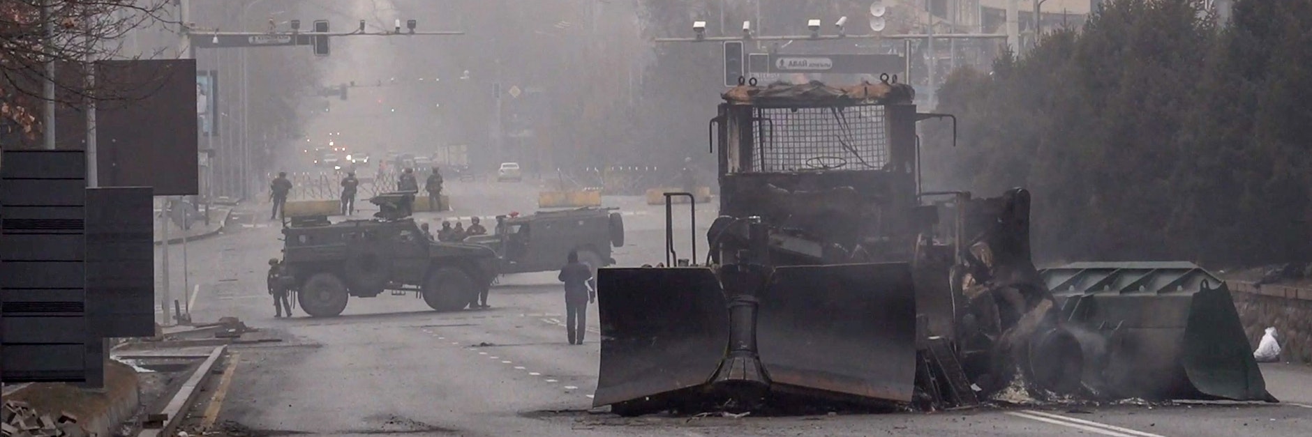 In Almaty versperrt das Militär Demonstranten den Weg.