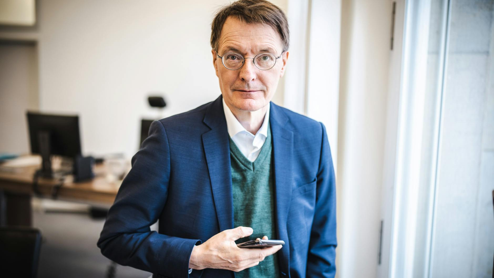 Bundesgesundheitsminister Karl Lauterbach hält weitere Einschränkungen im Kampf gegen die Omikron-Variante für unausweichlich.