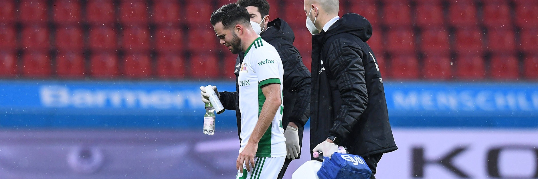 Unions Niko Gießelmann Berlin humpelt in Leverkusen mit schmerzverzerrtem Gesicht vom Platz. 