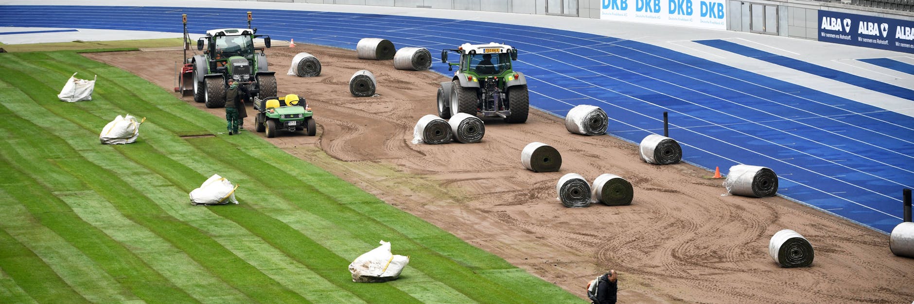 Am 25. November 2021 wurde der Rasen erst neu verlegt, jetzt ist er schon wieder ein Acker.