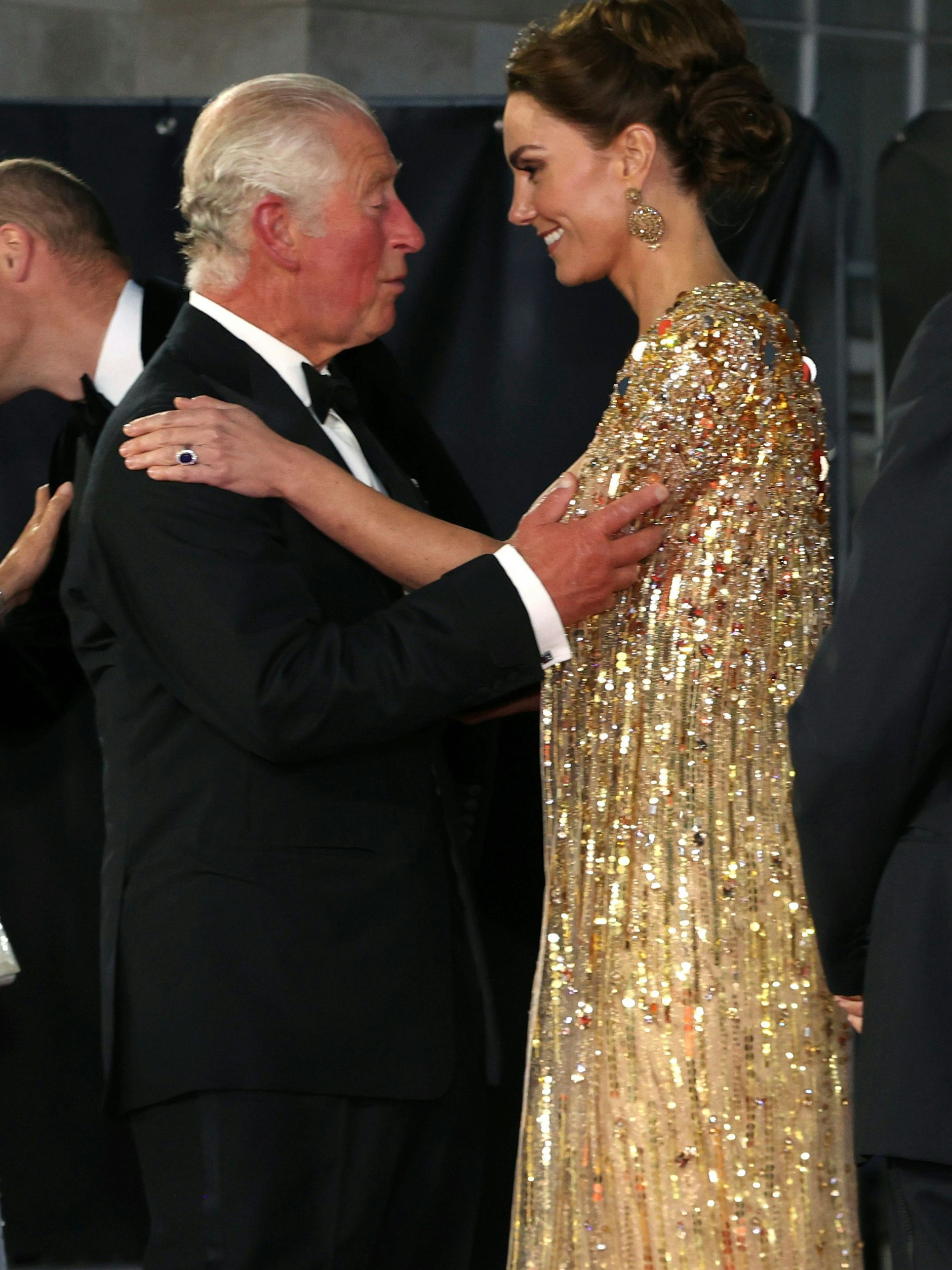 Mit Schwiegervater Prinz Charles bei der James-Bond-Premiere, zu ihm hat Kate offenbar ein herzliches Verhältnis.&nbsp;
