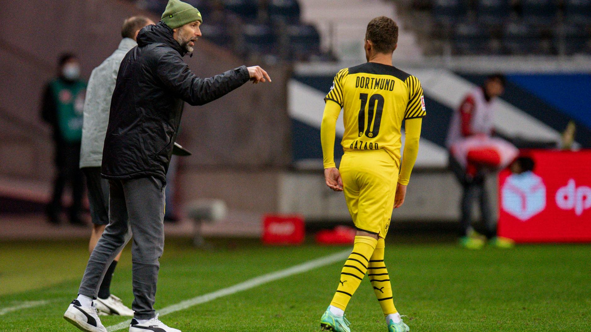 Borussia Dortmunds Trainer Marco Rose (l.) gibt Thorgan Hazard, dem Torschützen zum 1:2, Anweisungen.