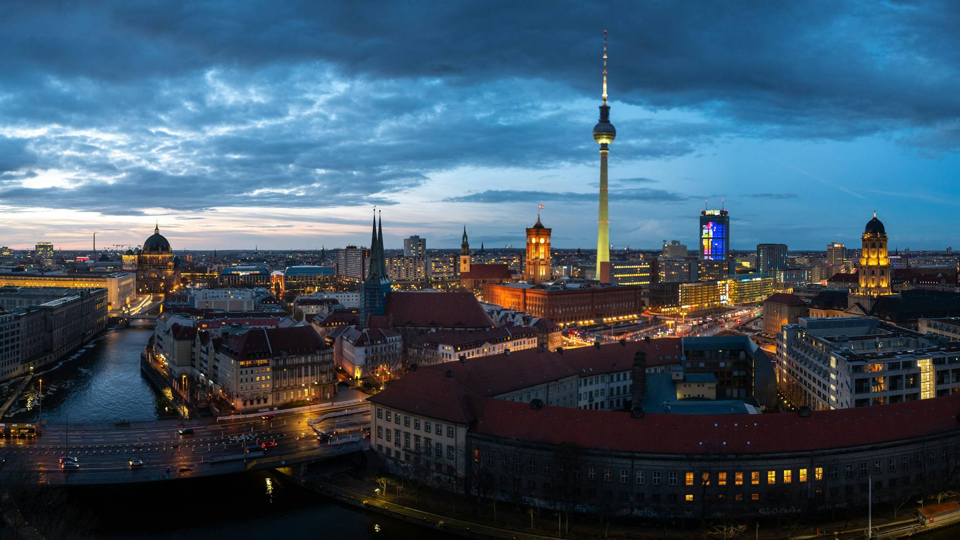 Laut RKI wurden in Berlin zwischen Samstag und Sonntag 1703 Neuinfektionen registriert (Symbolbild).