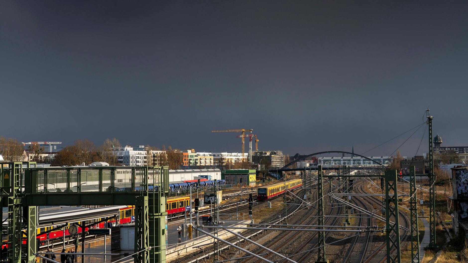 Auch am S-Bahnhof Warschauer Straße in Berlin-Friedrichshain fiel für kurze Zeit der Strom aus (Archivbild).