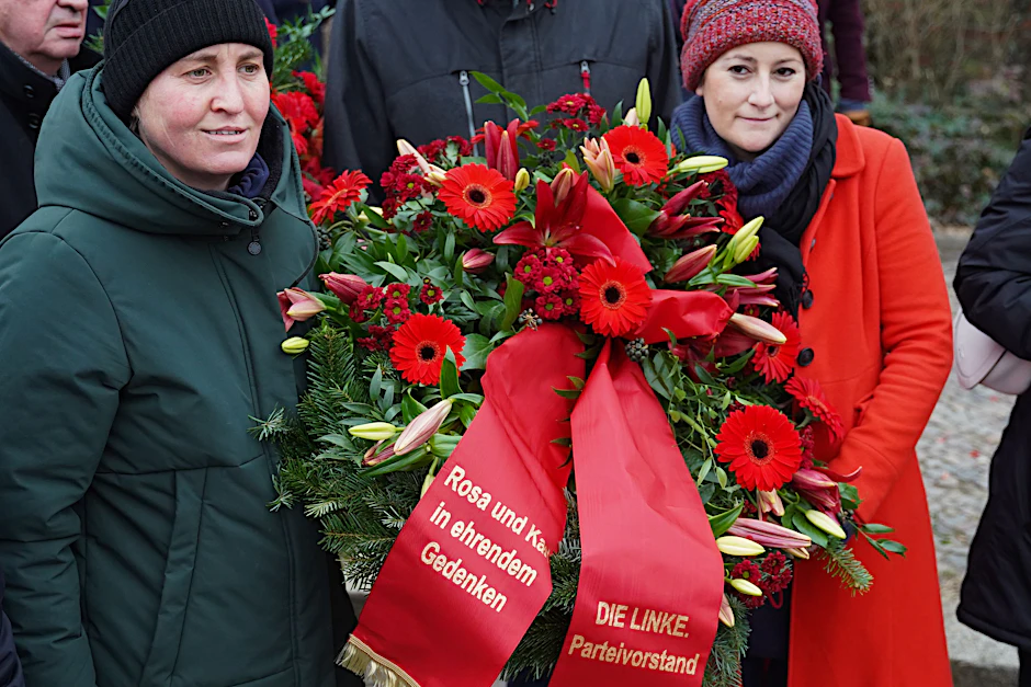 Berlin: Linke-Chefinnen Susanne Hennig-Wellsow (l.) und Janine Wissler nehmen am stillen Gedenken für Rosa Luxemburg und Karl Liebknecht teil.