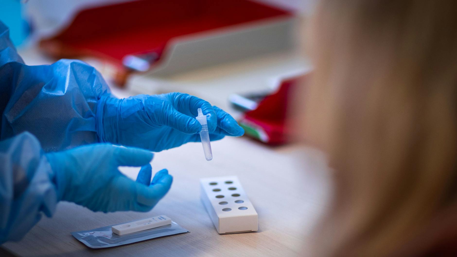 Die große Mehrheit der in Deutschland angebotenen Tests schlage laut Paul-Ehrlich-Institut auf ein Protein des Virus an, dass von den Omikron-Mutationen vergleichsweise wenig betroffen sei (Symbolbild).