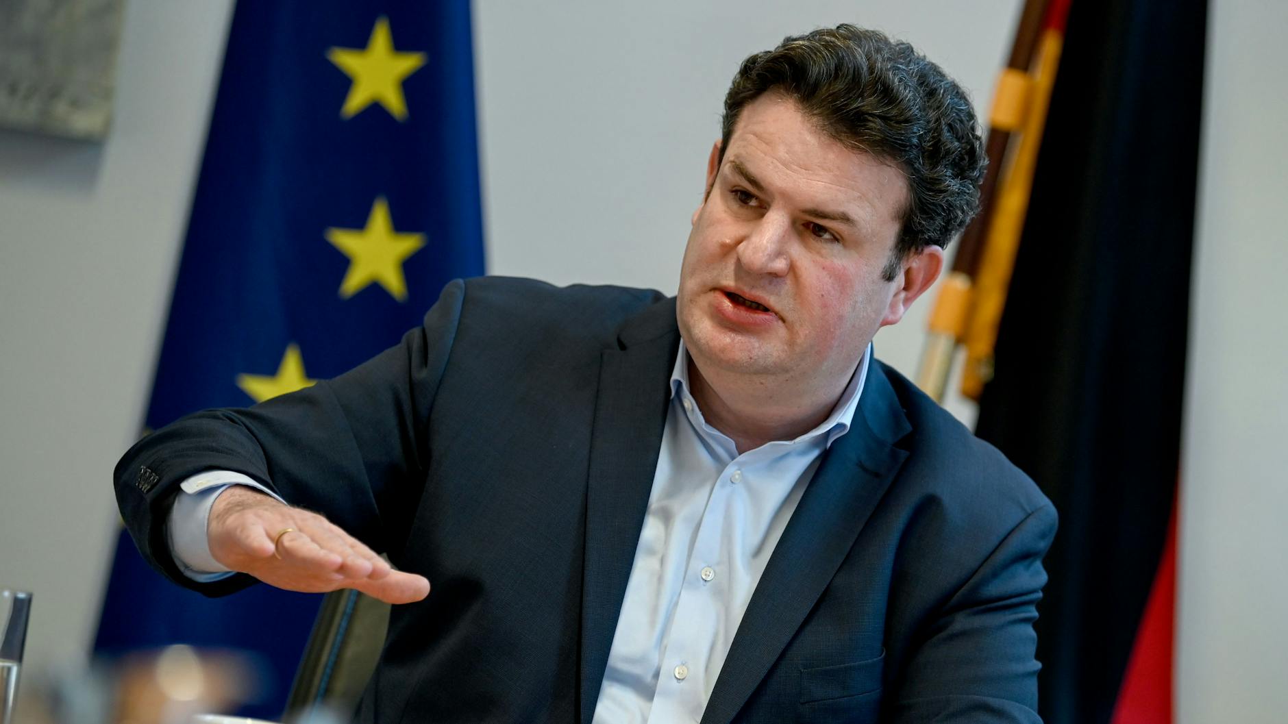 Arbeitsminister Hubertus Heil (SPD) bleibt dabei: Die versprochene Mindestlohn-Erhöhung soll zeitnah kommen (Archivbild).