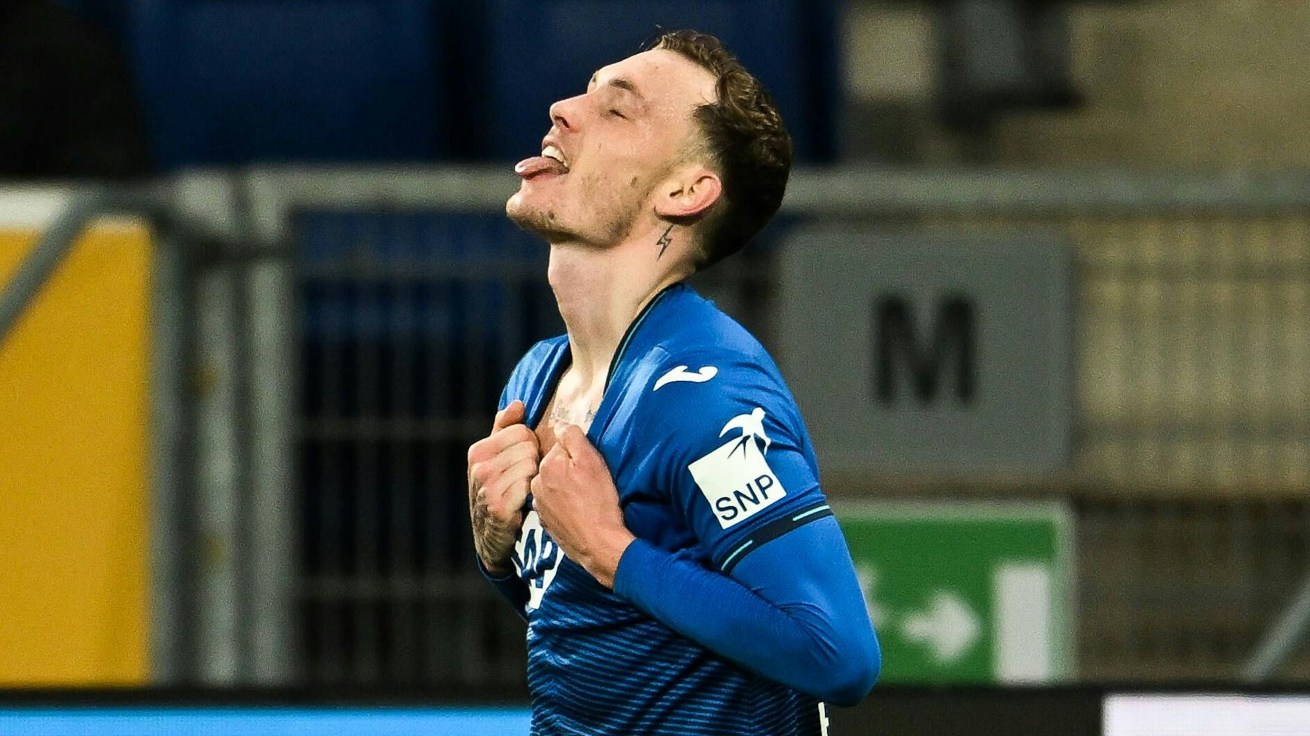 Hoffenheims David Raum bejubelte seinen Treffer zum 3:1-Endstand gegen den FC Augsburg.