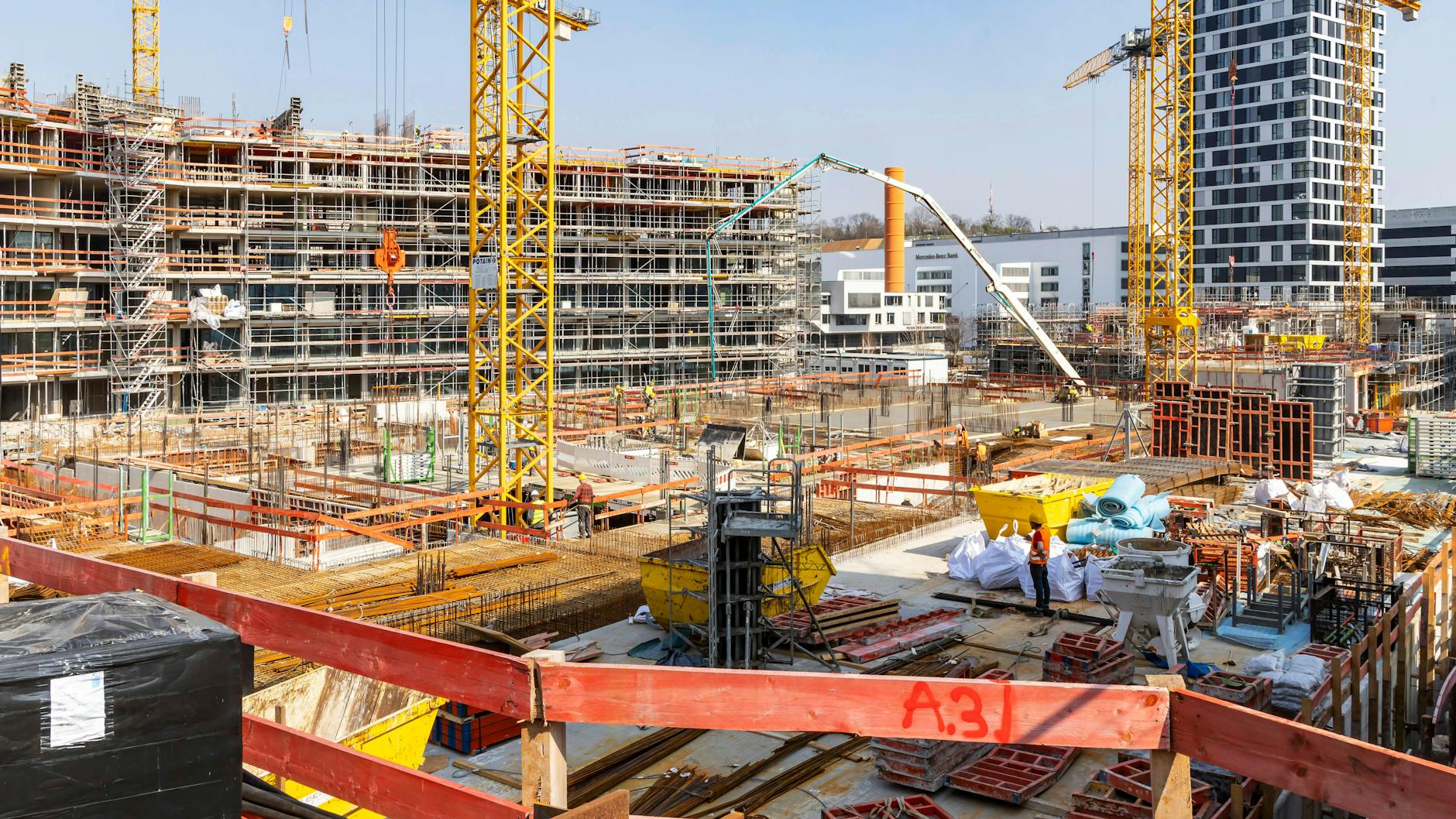 Mit Blick auf die Materialengpässe am Bau bleibt die Lage weiter angespannt (Symbolbild).