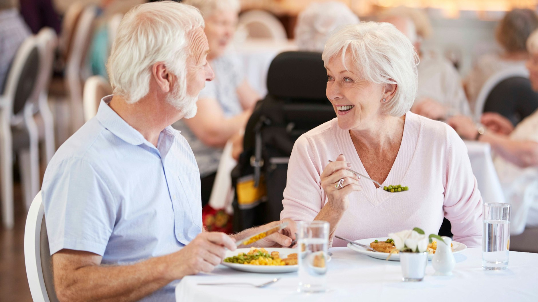 Zwei Senioren im Restaurant. Es muss nicht immer die große Portion sein.
