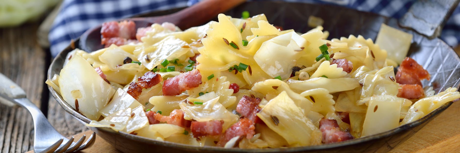 Krautnudeln sind ein deftiges Gericht für kalte Abende - und mit diesem Rezept sehr schnell zubereitet.