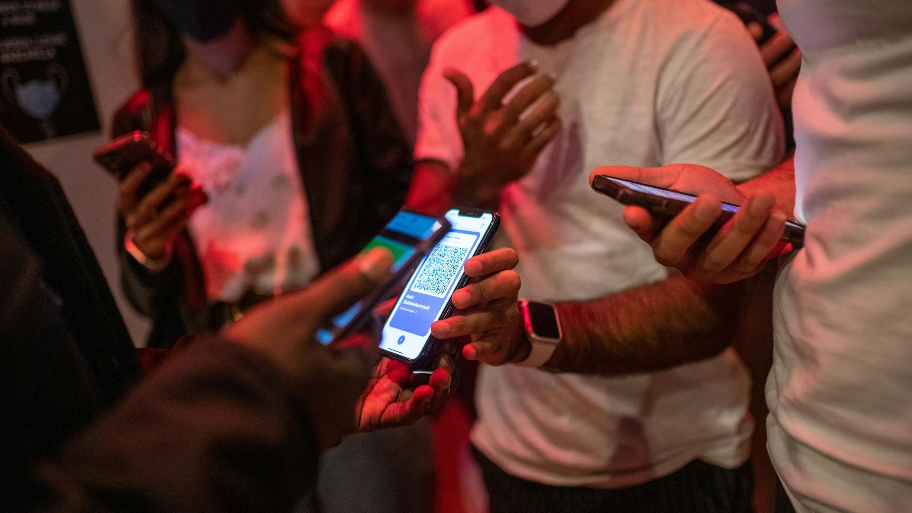 Auch wer genesen ist, braucht künftig einen QR-Code als Nachweis (Symbolbild).