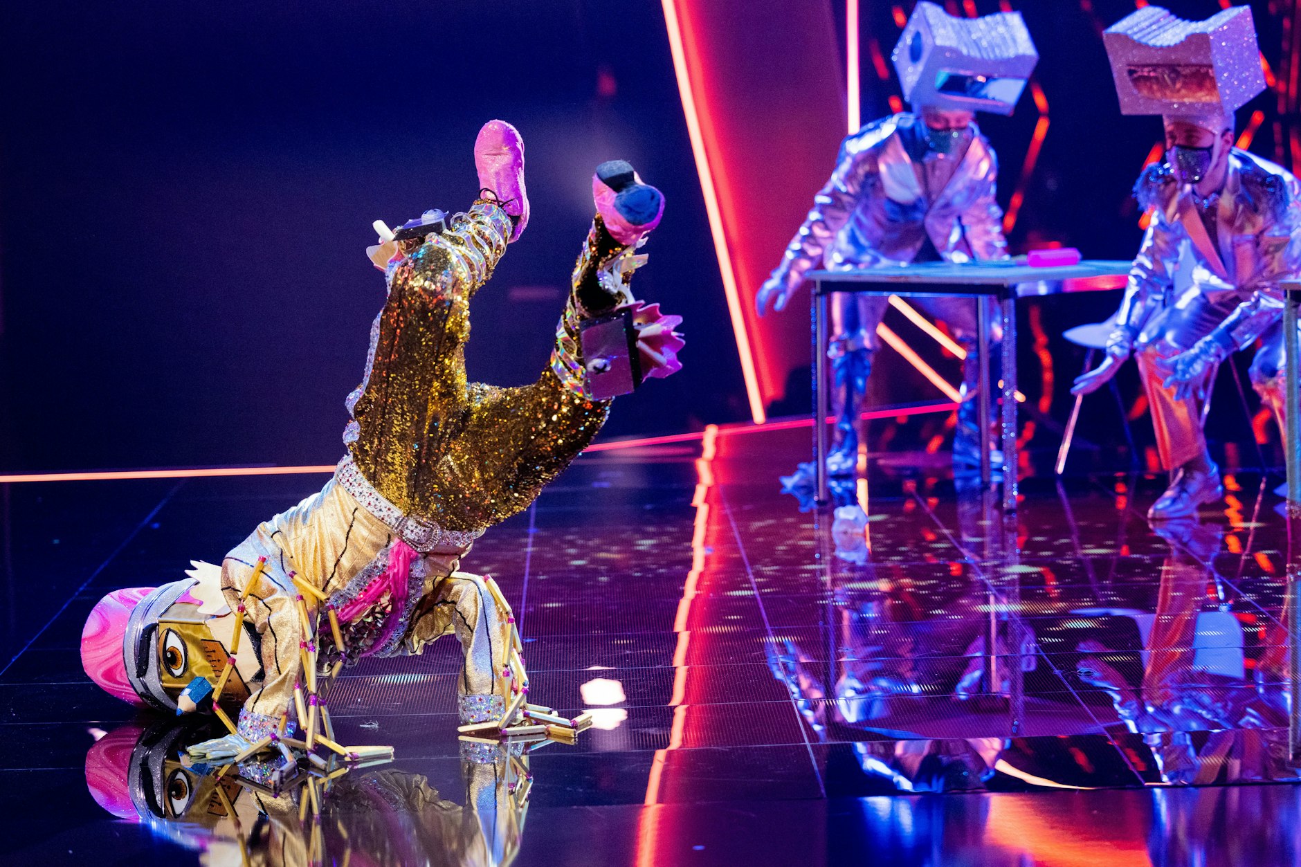 Der Buntstift bei einer seiner irren Performances auf der Bühne von „The Masked Dancer“.