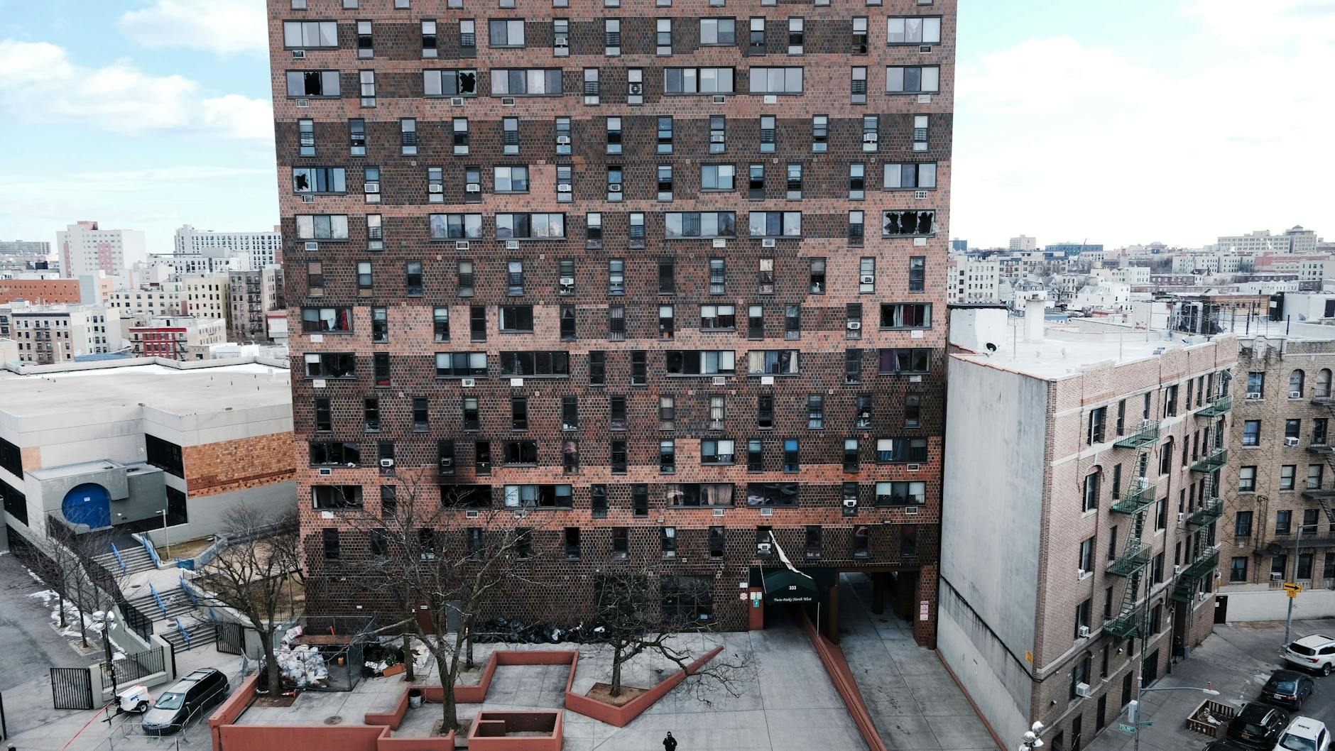 Bei einem Feuer im New Yorker Stadtteil Bronx sind mindestens 17 Menschen ums Leben gekommen, darunter acht Kinder.