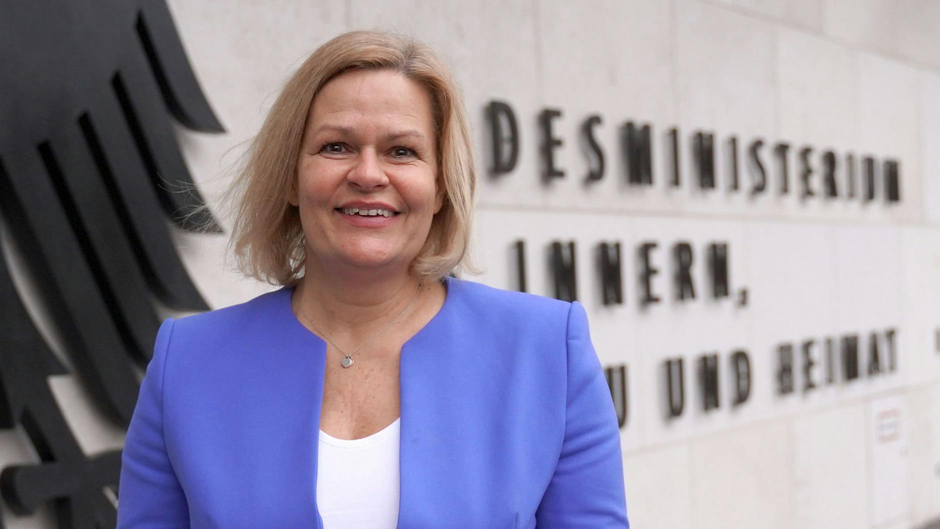 Nancy Faeser (SPD), Bundesinnenministerin, will dafür sorgen, dass Extremisten in Zukunft rascher den öffentlichen Dienst verlassen müssen. 