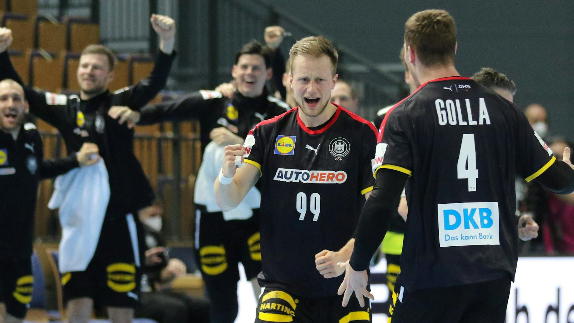 Luca Witzke (M.) wirft in letzter Sekunde das Siegtor für Deutschlands Handballer. Es ist aber nur ein Testspiel gegen Frankreich. Die EM beginnt erst am Freitag.
