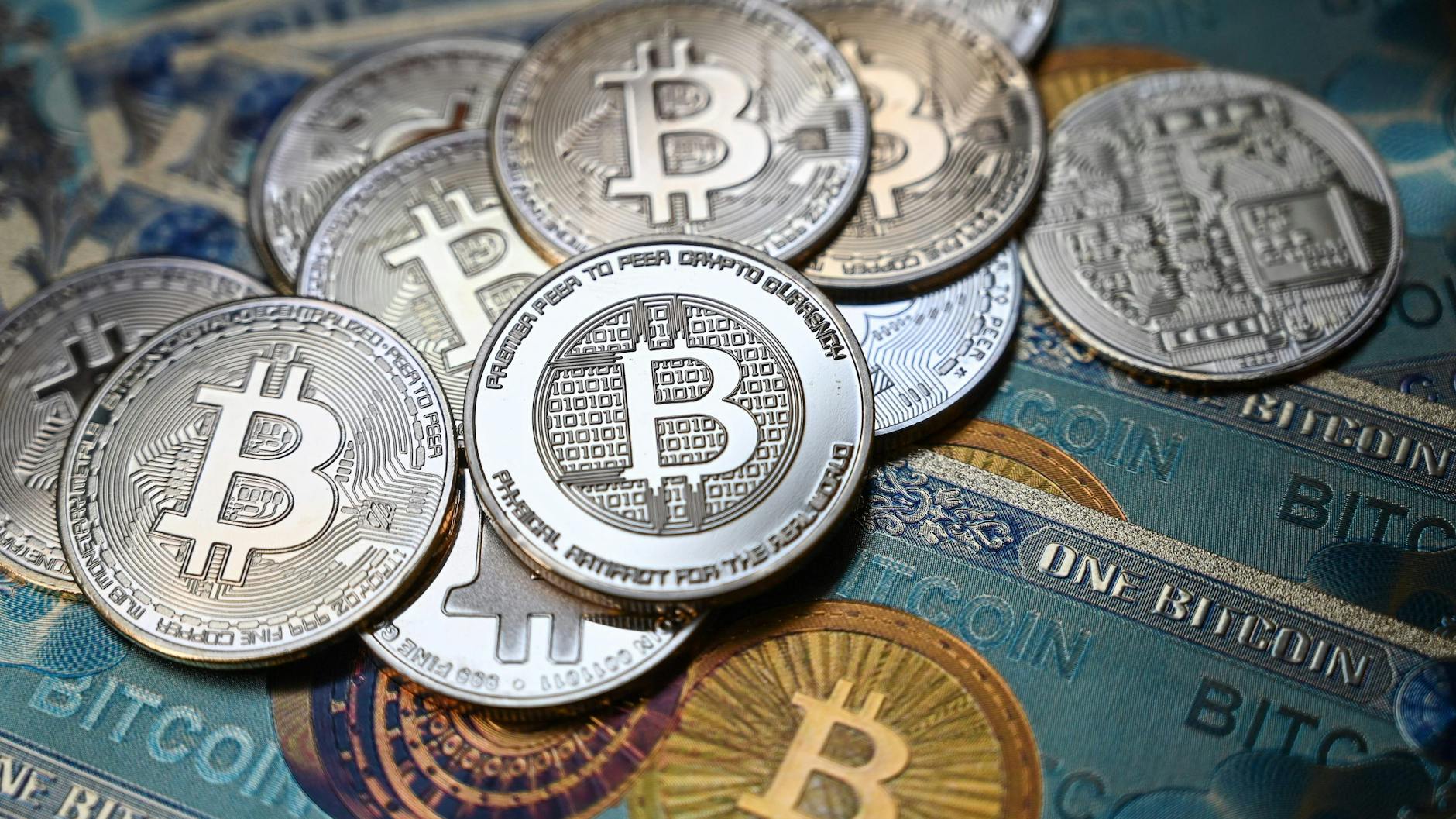 Der Bitcoin hat im neuen Jahr massiv an Wert verloren. (Symbolbild)