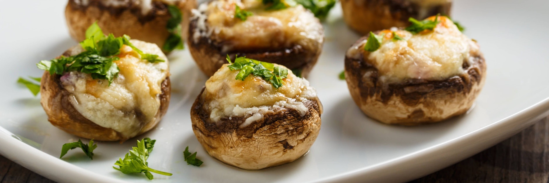 Gefüllte Champignons sind ein echter Fingerfood-Klassiker - dieses Rezept verrät, wie man sie mit Spinat-Frischkäse-Füllung zubereitet.