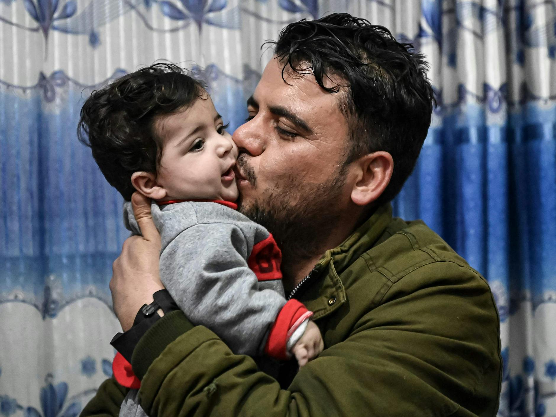 Der Taxifahrer Hamid Safi fand das Baby weinend auf dem Boden und nahm es bei sich auf. Nun heißt es Abschied nehmen.