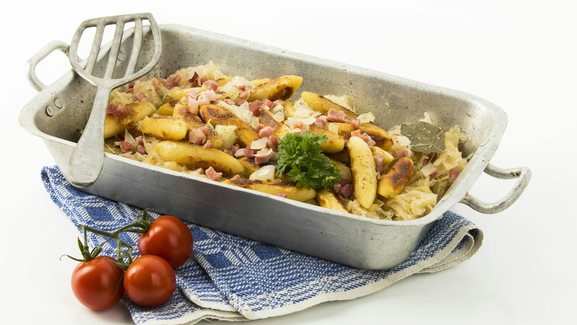 Lecker und perfekt für den Herbst: Schupfnudeln mit Weißkohl und Schinkenwürfeln sind ein deftiges Pfannen-Gericht.