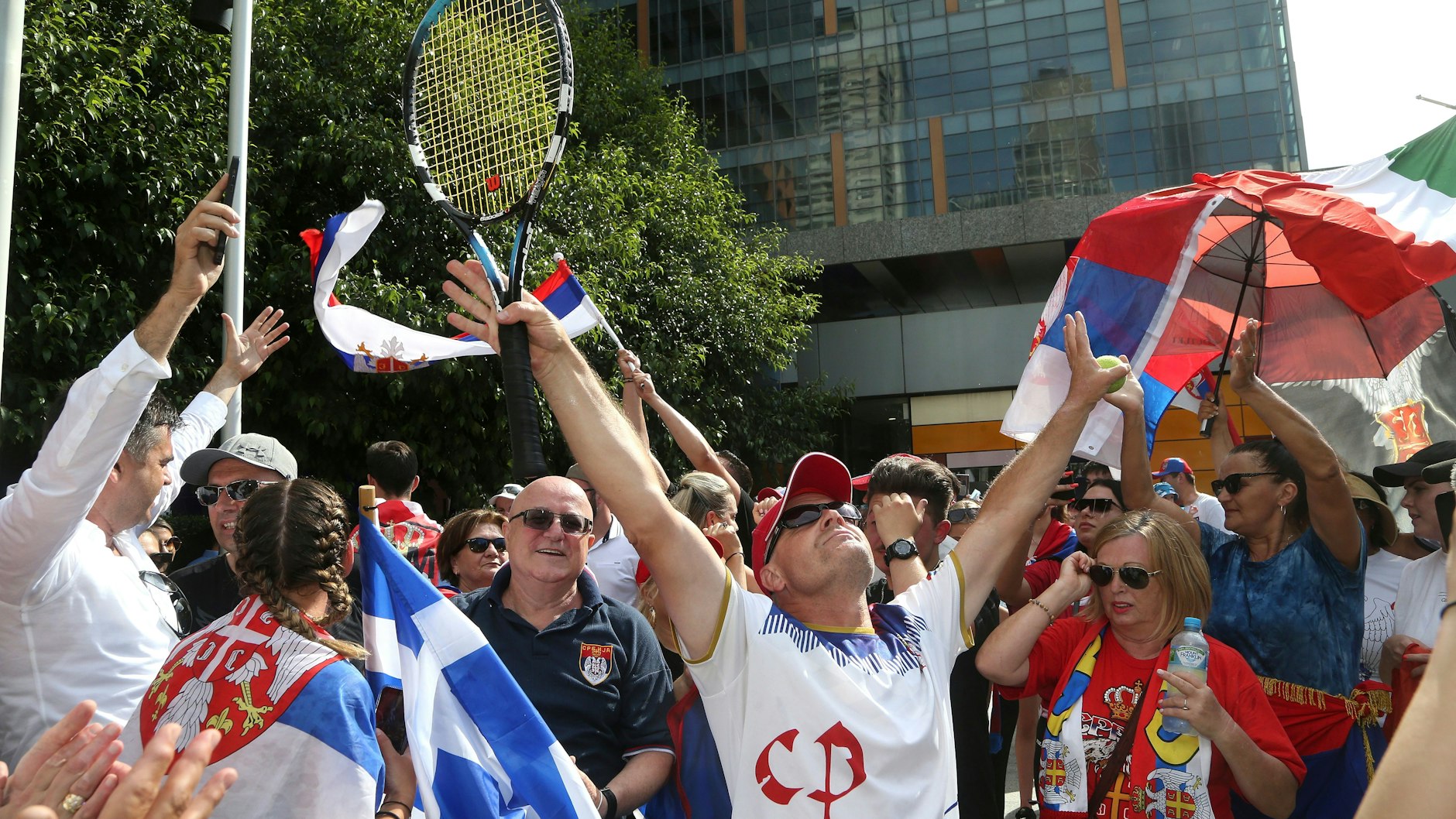 Fans des serbischen Tennisstars Novak Djokovic reagieren auf die Nachricht, dass dem Einspruch von Djokovic, vor den Australian Open in Melbourne, stattgegeben wurde.&nbsp;