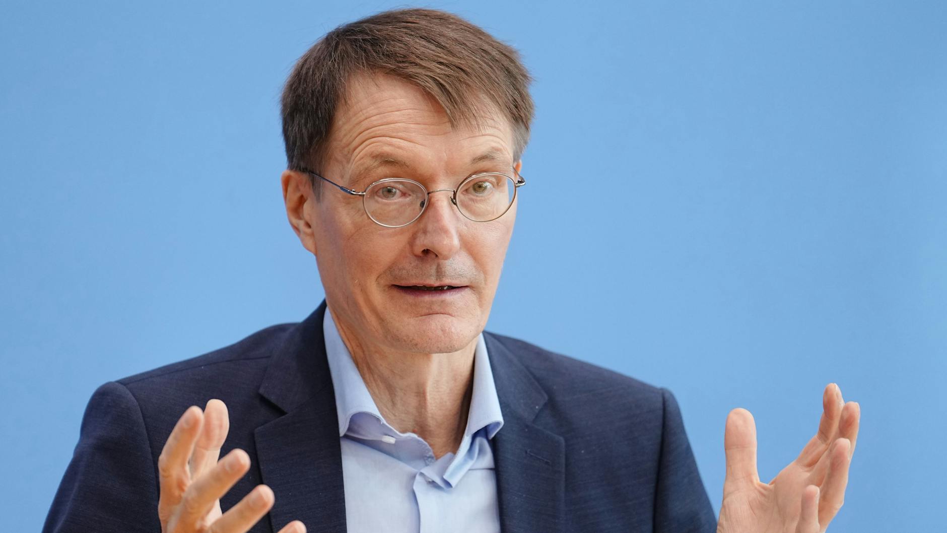Karl Lauterbach (SPD), Bundesminister für Gesundheit, spricht während einer Pressekonferenz. Er denkt nicht, dass die strengen Maßnahmen in Korrelation mit der Zunahme psychischer Störungen steht.
