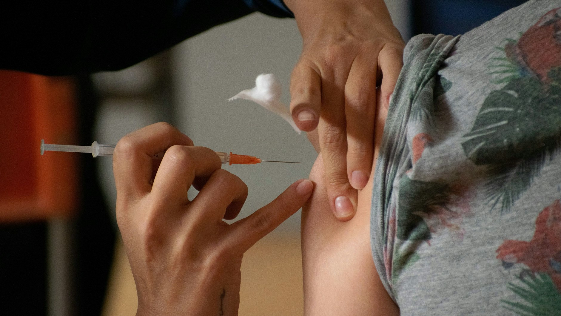 Erste Studien legen nahe, dass nicht alle Impfstoffe gleich stark gegen Omikron wirken. (Symbolbild)