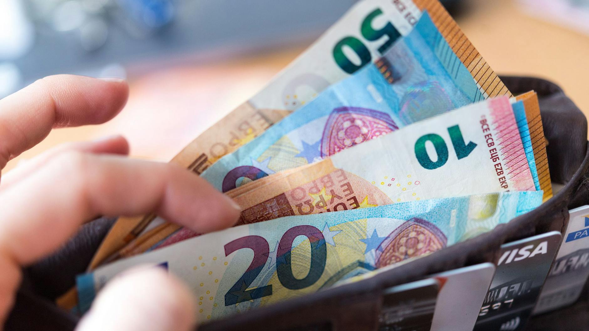 Beschäftige haben 2022 ein bisschen mehr Geld im Portemonnaie – die Entlastung ist im Vergleich zu den Vorjahren allerdings geringer.