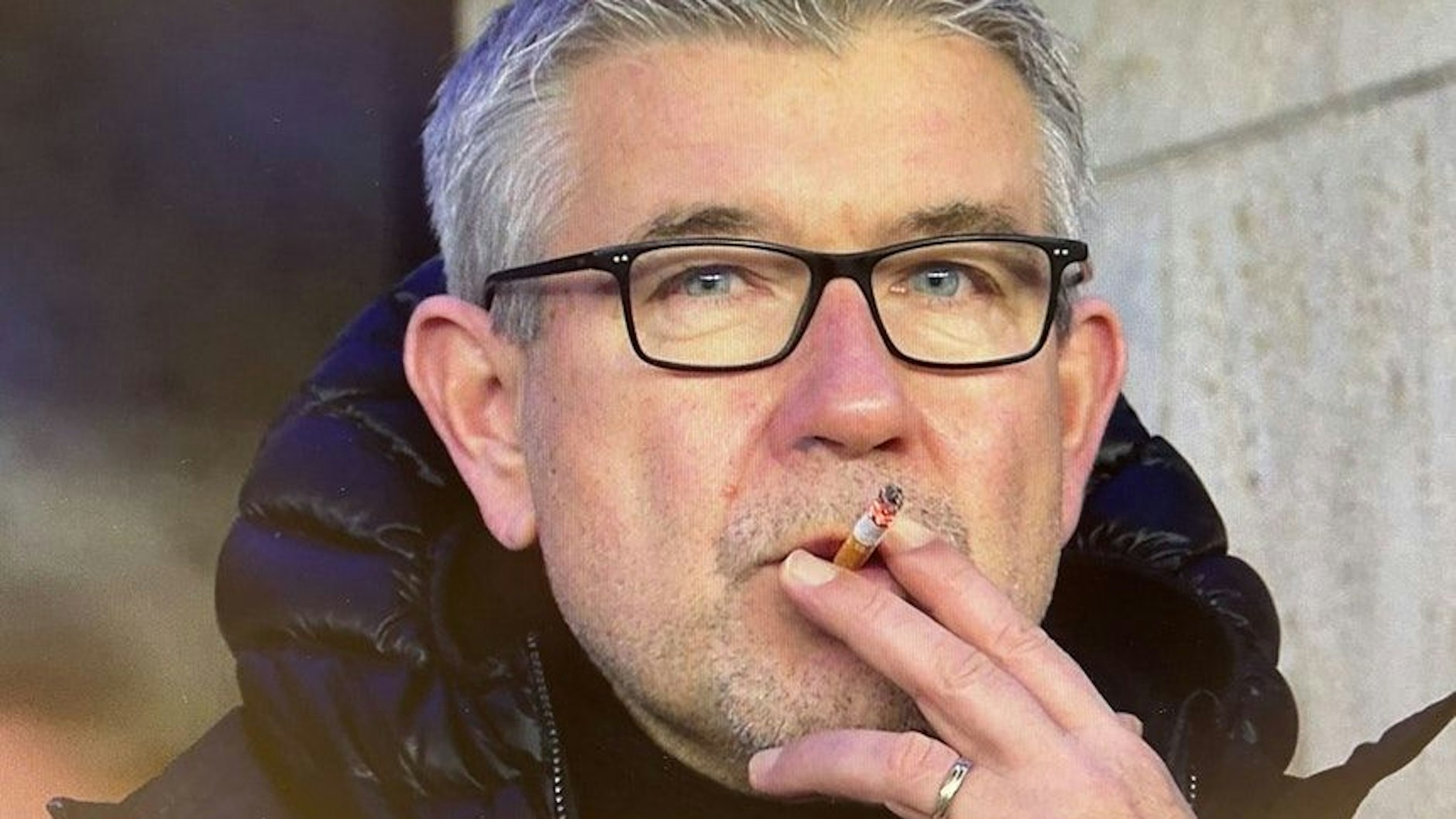 Union-Trainer Urs Fischer wurde von den TV-Kameras im Olympiastadion beim Rauchen „erwischt“.