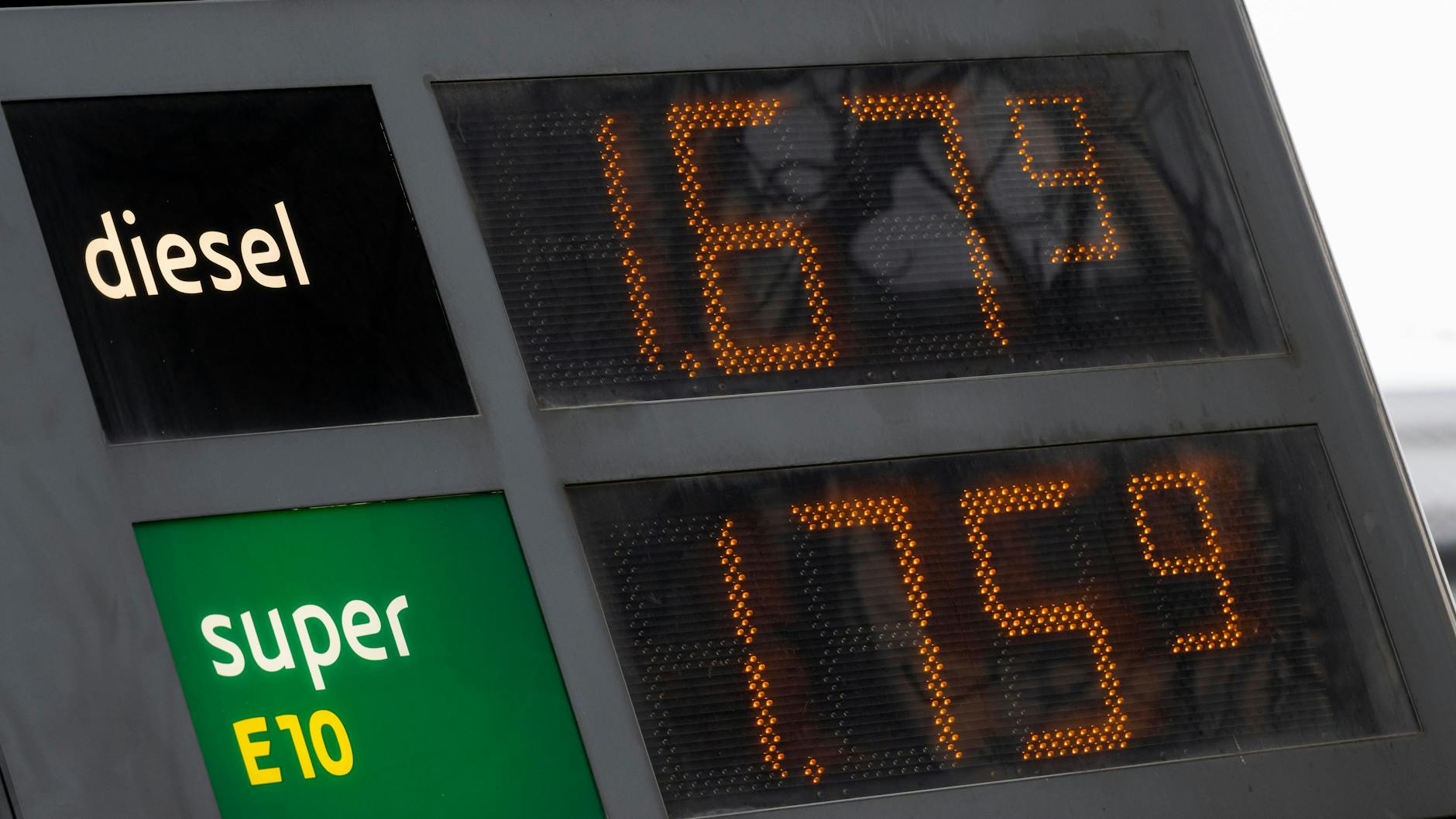 Die Preise für Diesel- und Super-E10-Kraftstoff stehen an einer Anzeigetafel. Dieselfahrer müssen derzeit so viel wie nie zuvor für ihren Kraftstoff bezahlen.