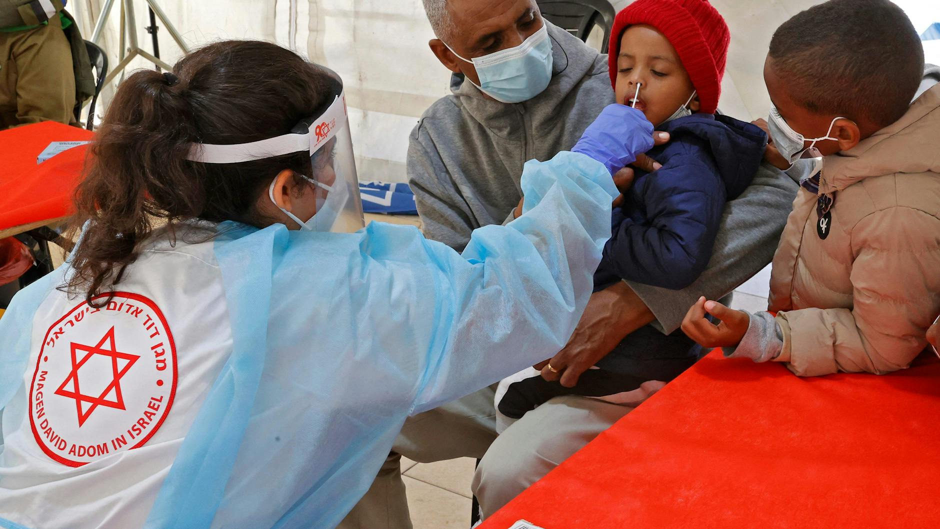 Menschen unter 60 Jahren müssen in Israel nur noch einen Schnelltest machen, nachdem sie in Kontakt mit einem Corona-Infizierten gekommen sind. 