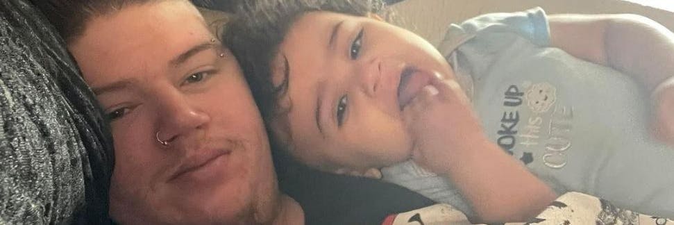 Dieses Selfie mit seiner Tochter Ronan postete Ash Patrick Schade auf Instagram.