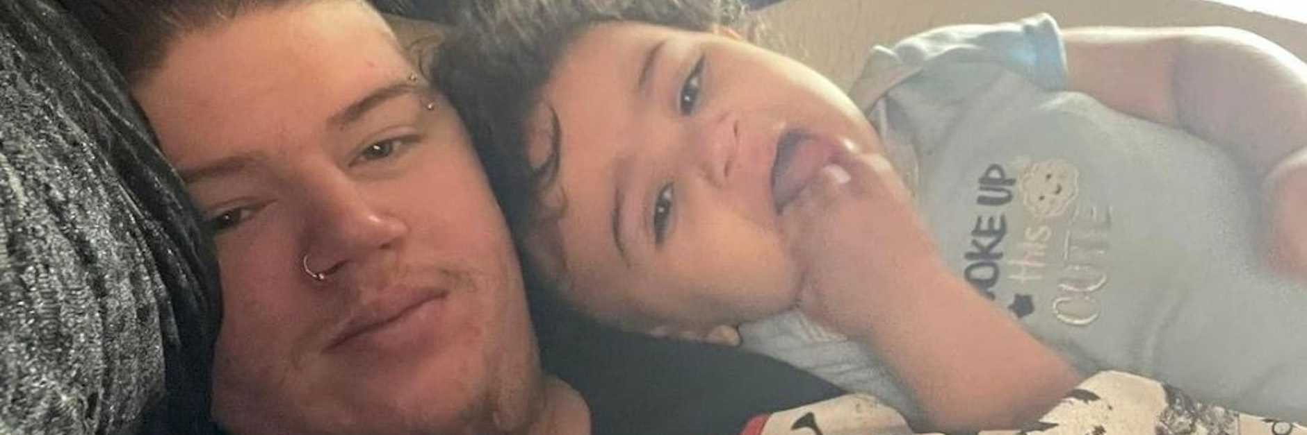 Dieses Selfie mit seiner Tochter Ronan postete Ash Patrick Schade auf Instagram.