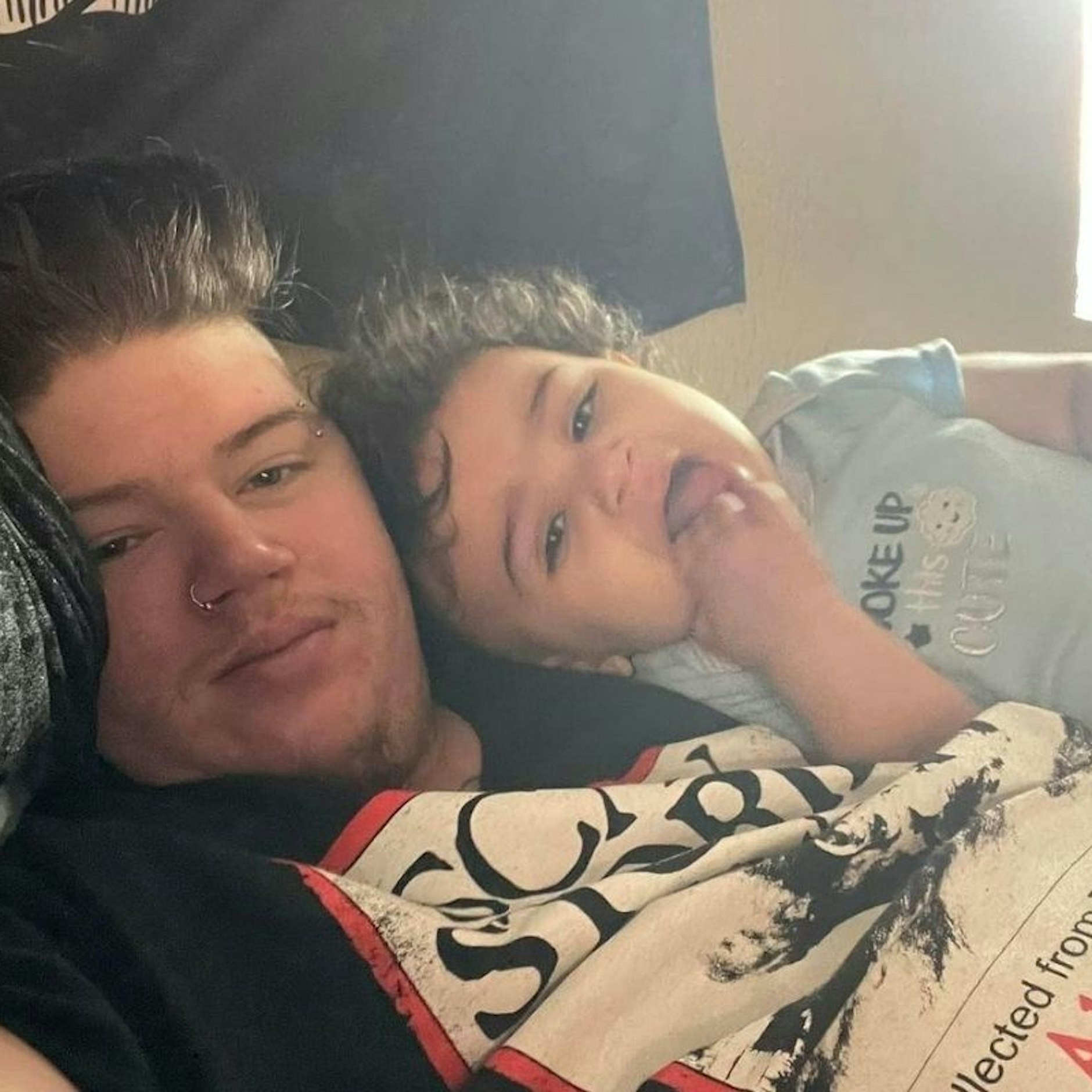 Das kleine Mädchen ist mittlerweile ein gutes Jahr alt, lebt glücklich mit zwei Vätern zusammen.