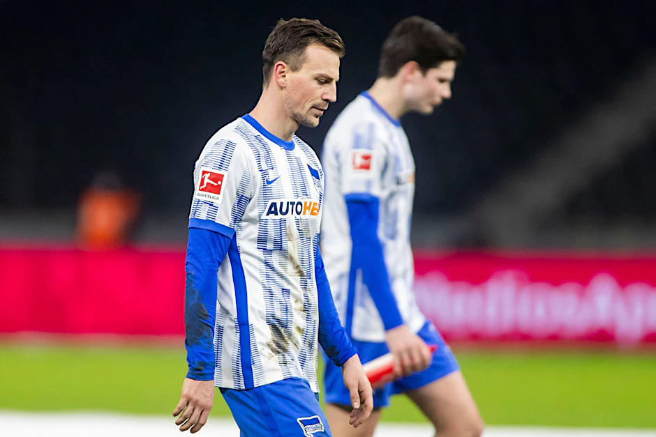 Bedient: Herthas Mittelfeldspieler Vladimir Darida und Jurgen Ekkelenkamp. 