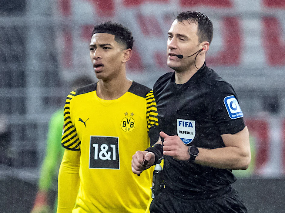 Borussia Dortmunds Jude Bellingham hatte mit seinen Äußerungen über Felix Zwayer (v.l.) eine Debatte über den Schiedsrichter aus Berlin ausgelöst.
