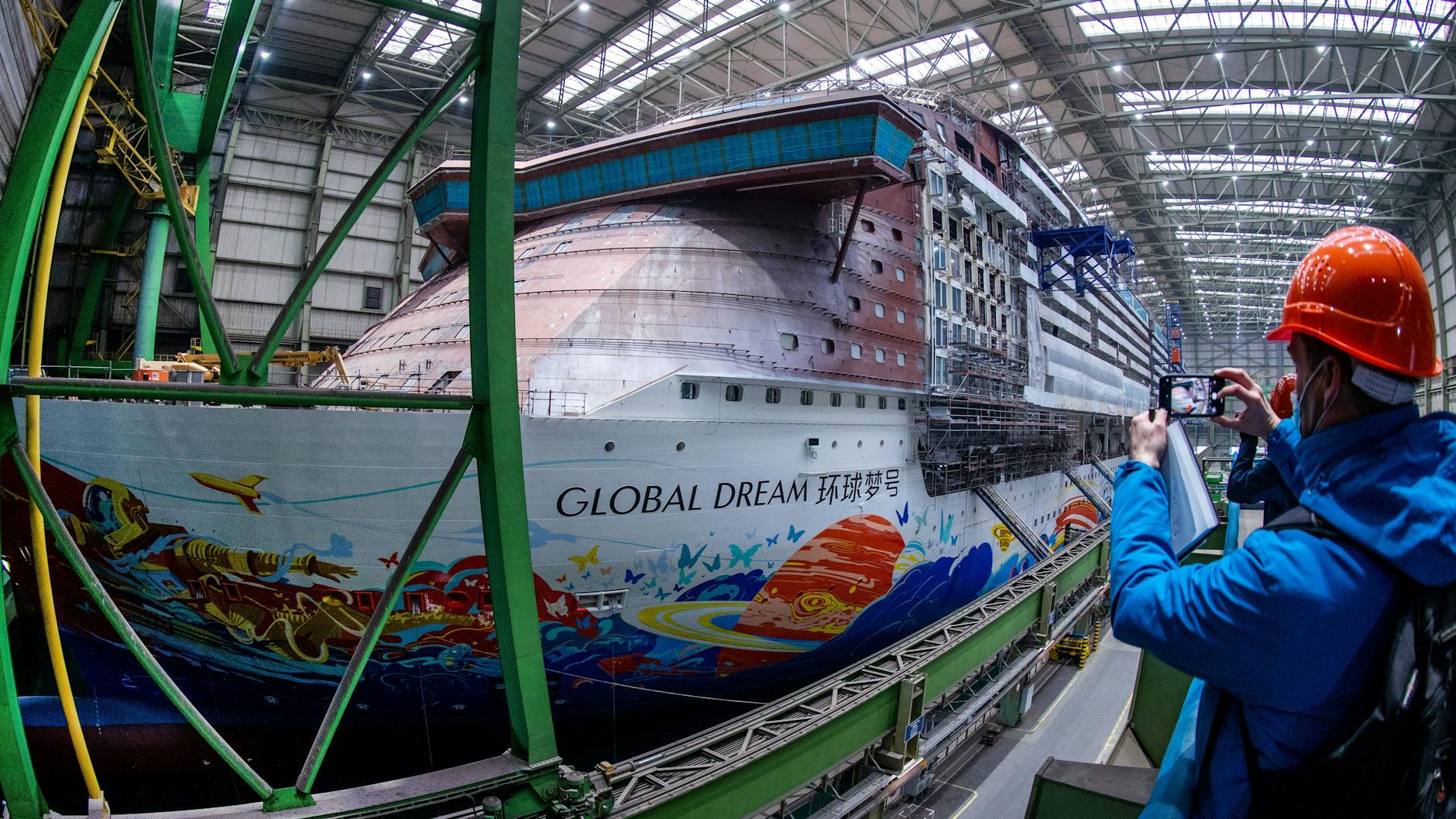 Gewaltig groß (342 Meter lang), gewaltig teuer (1,5 Milliarden Euro). aber leider nicht fertig und nicht mehr finanziert: die Global Dream in der Montagehalle in Wismar.