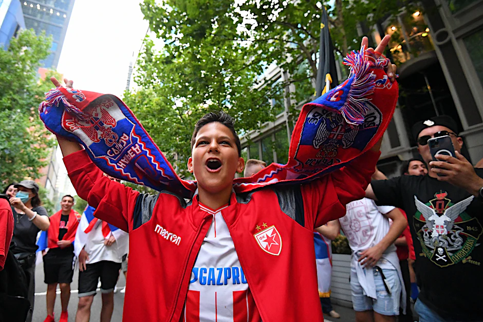 Serbische Fans unterstützten vor dem Gerichtsgebäude in Melbourne ihren Helden Novak Djokovic.