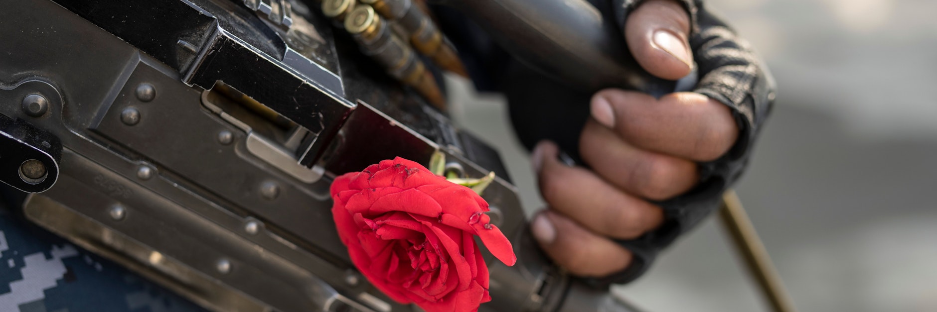 Ein Taliban-Kämpfer mit einer Rose an seinem Maschinengewehr sichert ein Gebiet in Afghanistan.
