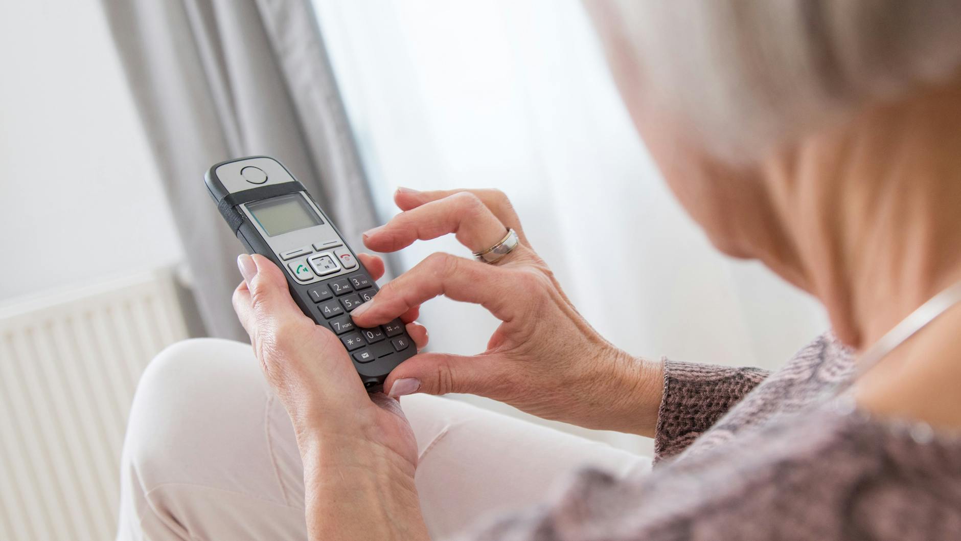 Derzeit versuchen Betrüger vor allem am Telefon, an sensible Daten von Rentnerinnen und Rentnern zu kommen.