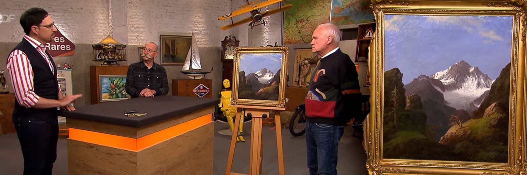Kandidat Jürgen mit Experte Colmar Schulte-Goltz und Moderator Horst Lichter bei der „Bares für Rares“-Expertise. Rechts: Das Berg-Gemälde vom Sperrmüll.