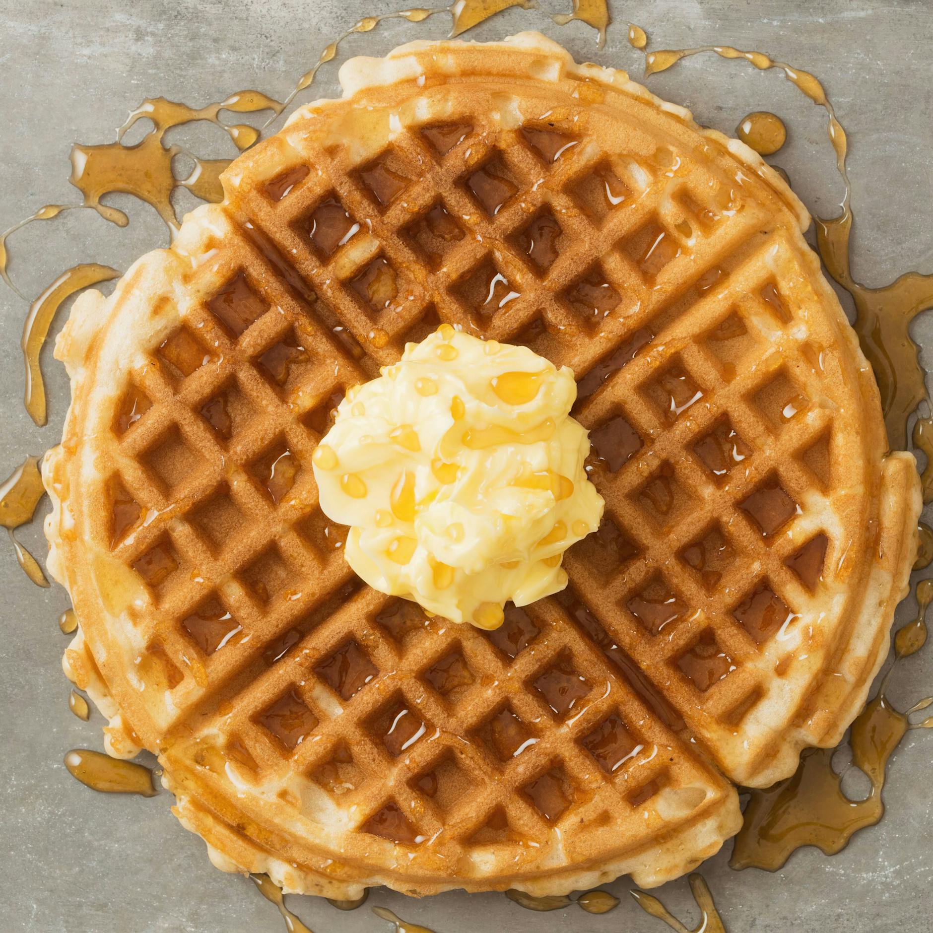 Geniales Rezept für Hobby-Bäcker: Zimtwaffeln fürs Kaffeetrinken! So zaubern Sie schnell knusprige Waffeln mit und ohne Waffeleisen