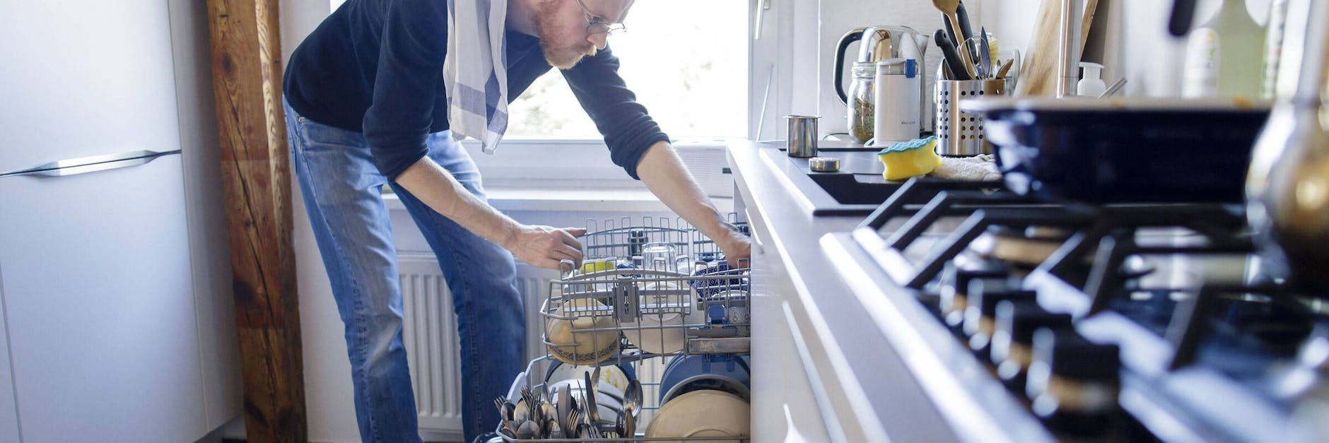 Wer seine Spülmaschine immer nur im Eco-Modus laufen lässt, um Wasser und Energie zu sparen, spart an der falschen Stelle.